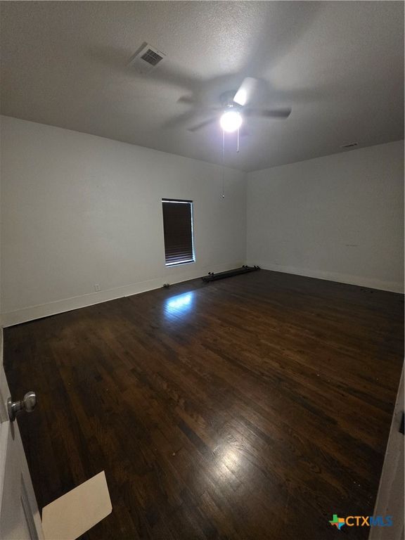 Image 10 of property listing at 702 N 8th Street, Temple, TX 76501