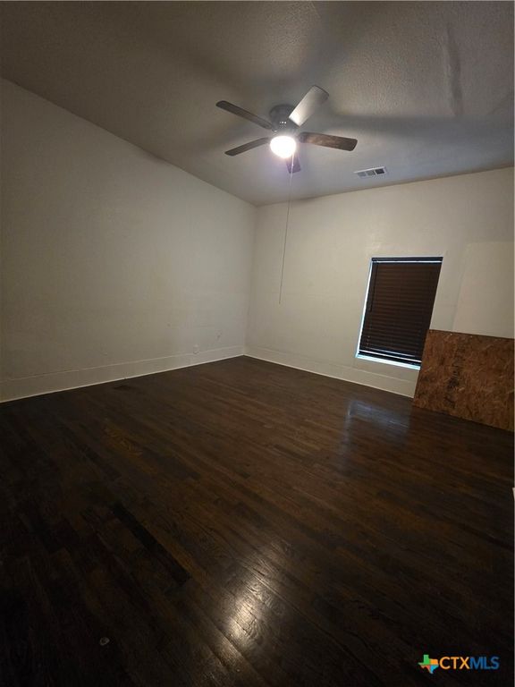 Image 7 of property listing at 702 N 8th Street, Temple, TX 76501