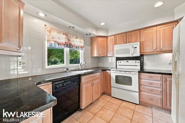 45491 Meadows Square, Macomb, MI 48044