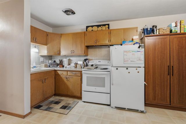 408 E PINE STREET, New London, WI 54961
