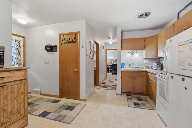 408 E PINE STREET, New London, WI 54961