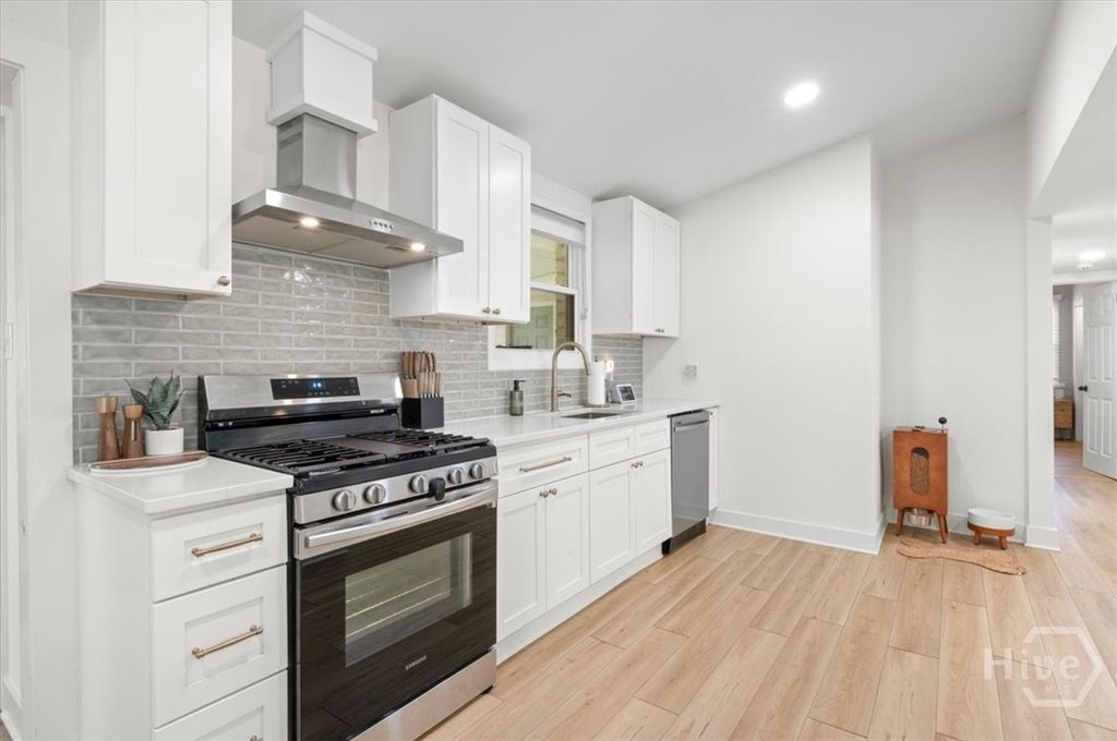 Image 7 of property listing at 324 Tanglewood Road, Savannah, GA 31419