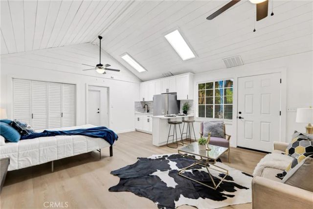 5550 Fallbrook Avenue, Woodland Hills, CA 91367