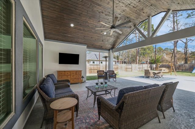 902 Douglas Fir Dr, Magnolia, TX 77354