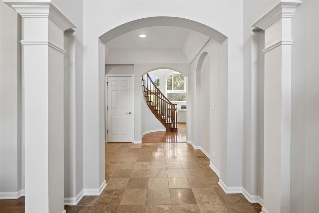 5617 Red Oak Drive, Hoffman Estates, IL 60192 — photo 3