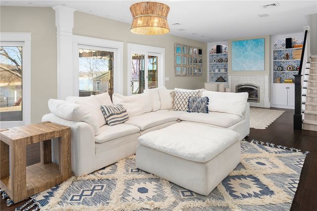 1090 BUTTONWOODS Avenue, Warwick, RI 02886