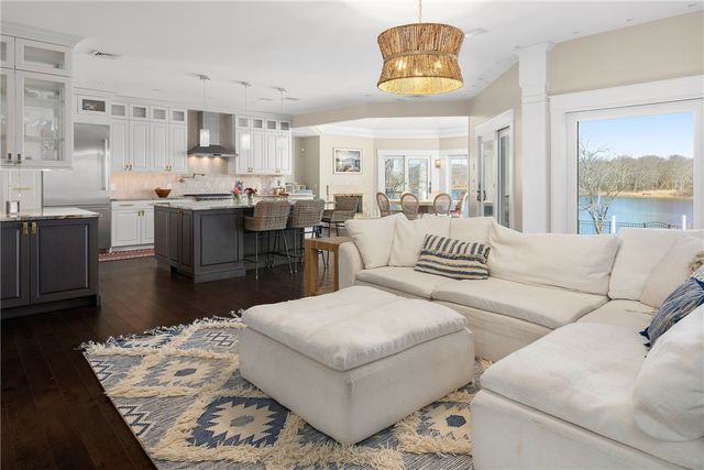 1090 BUTTONWOODS Avenue, Warwick, RI 02886