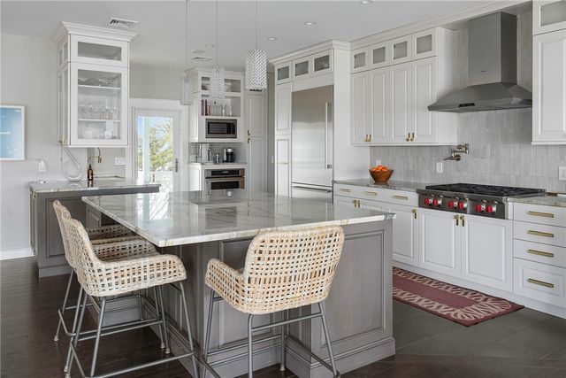 1090 BUTTONWOODS Avenue, Warwick, RI 02886