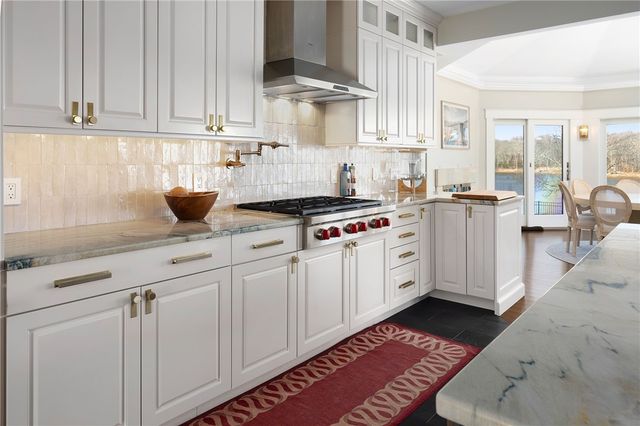 1090 BUTTONWOODS Avenue, Warwick, RI 02886