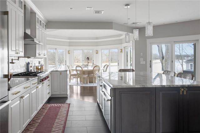 1090 BUTTONWOODS Avenue, Warwick, RI 02886