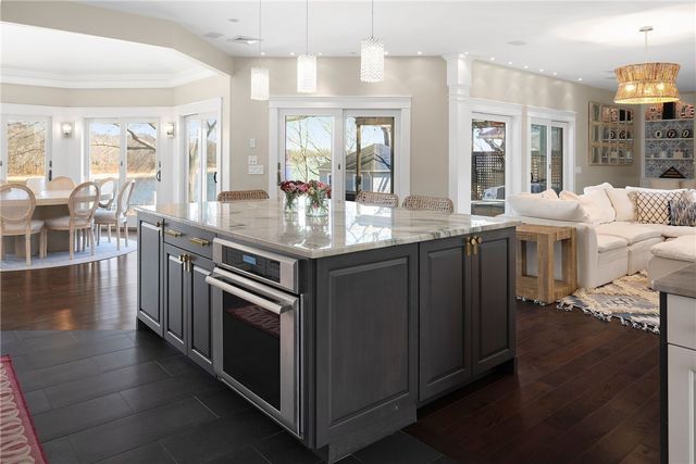 1090 BUTTONWOODS Avenue, Warwick, RI 02886