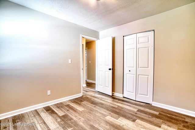 7406 Ronan Dr, Louisville, KY 40258