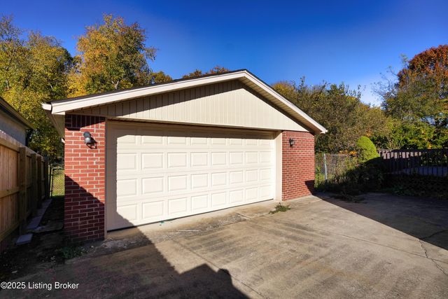 7406 Ronan Dr, Louisville, KY 40258