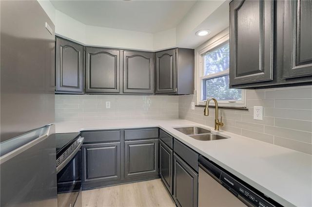 16008 E 32nd Street, Independence, MO 64055