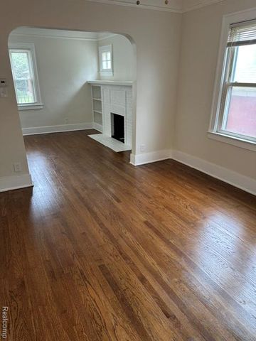24320 Flower Ave, Eastpointe, MI 48021