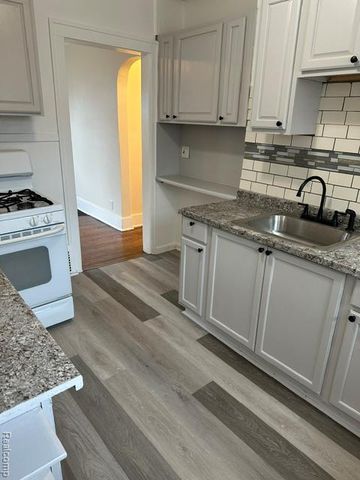 24320 Flower Ave, Eastpointe, MI 48021