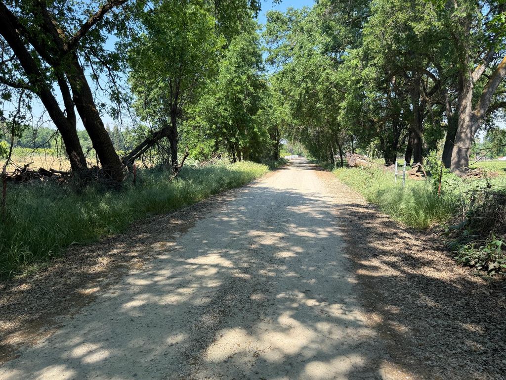 Image 2 of property listing at 400 N Frankwood Avenue, Sanger, CA 93657