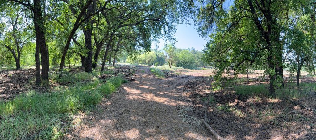 Image 3 of property listing at 400 N Frankwood Avenue, Sanger, CA 93657