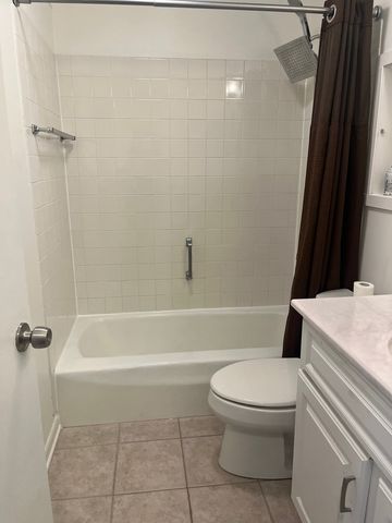 1560 N Sandburg Terrace 1409J, Chicago, IL 60610