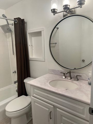 1560 N Sandburg Terrace 1409J, Chicago, IL 60610
