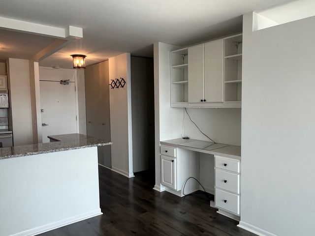 1560 N Sandburg Terrace 1409J, Chicago, IL 60610