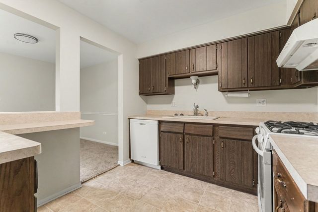 1624 Salisbury Court C, Wheaton, IL 60189