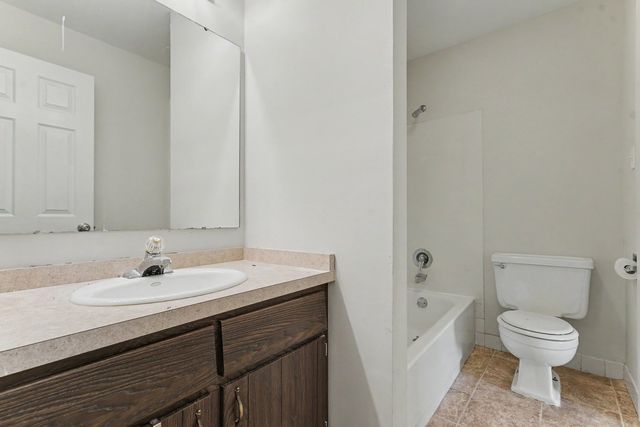 1624 Salisbury Court C, Wheaton, IL 60189