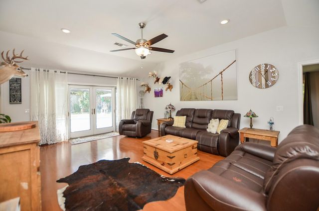 807 Trochta Street, El Campo, TX 77437