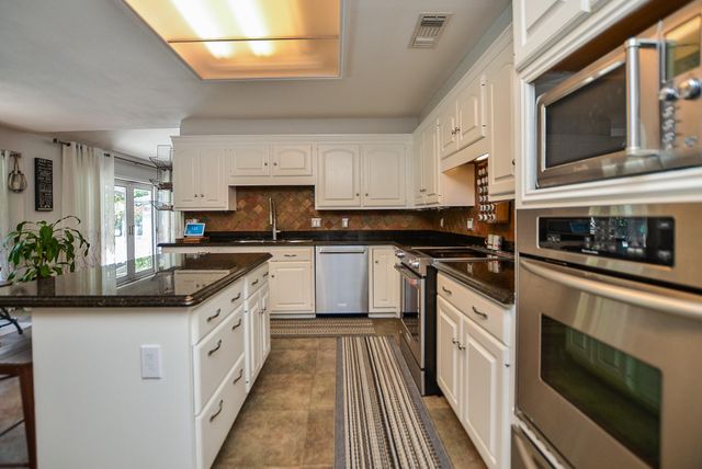 807 Trochta Street, El Campo, TX 77437