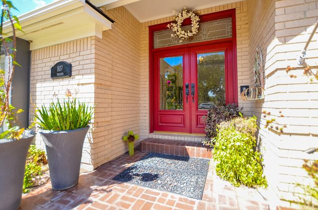 807 Trochta Street, El Campo, TX 77437