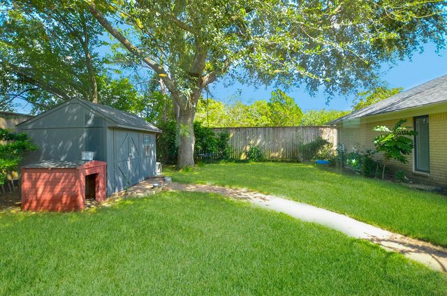 807 Trochta Street, El Campo, TX 77437
