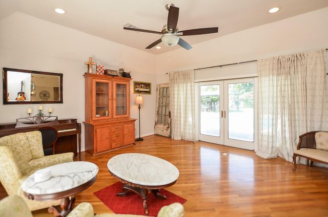 807 Trochta Street, El Campo, TX 77437