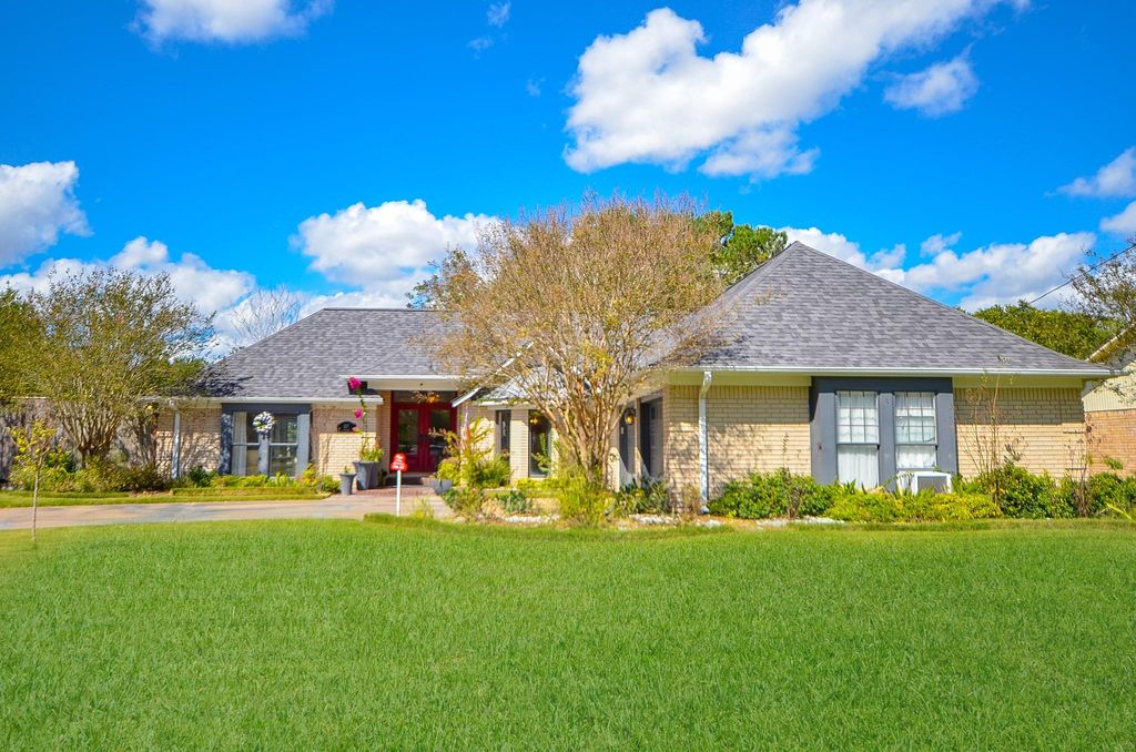 807 Trochta Street, El Campo, TX 77437