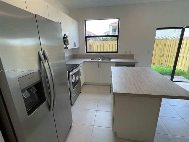 969 NE 211th St 969, Miami, FL 33179