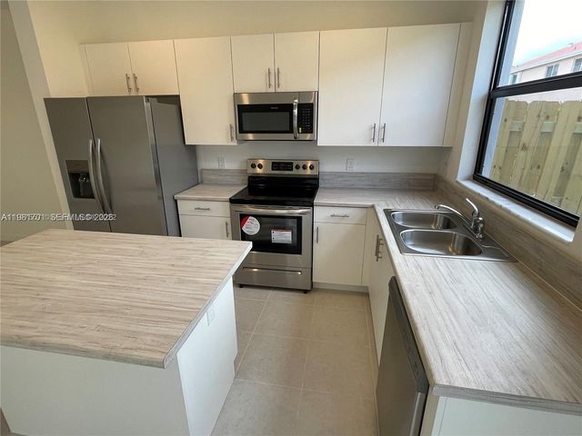 969 NE 211th St 969, Miami, FL 33179