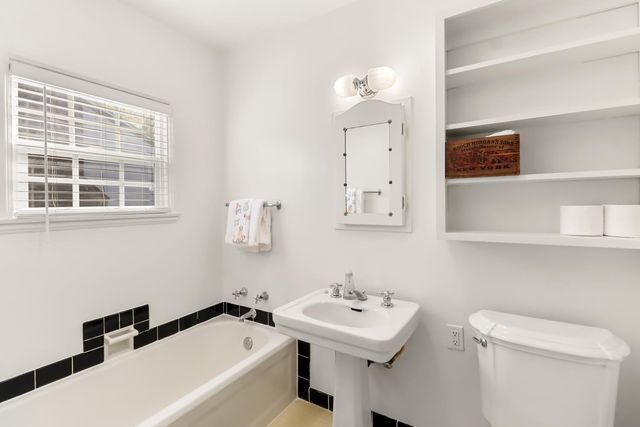 2711 17th St, Sacramento, CA 95818