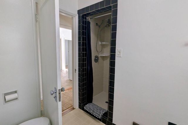 2711 17th St, Sacramento, CA 95818