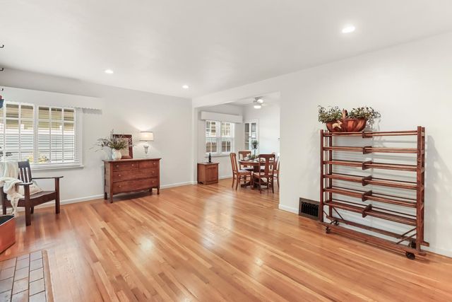 2711 17th St, Sacramento, CA 95818