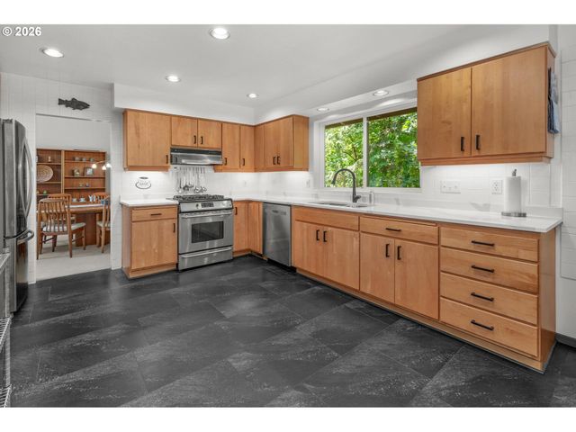 6 GOYA St, Lake Oswego, OR 97035