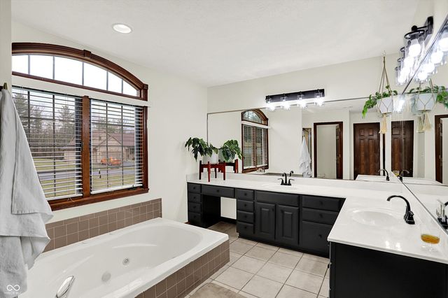 136 W Chalet Drive, Mooresville, IN 46158