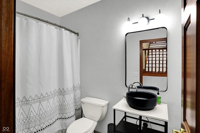 136 W Chalet Drive, Mooresville, IN 46158