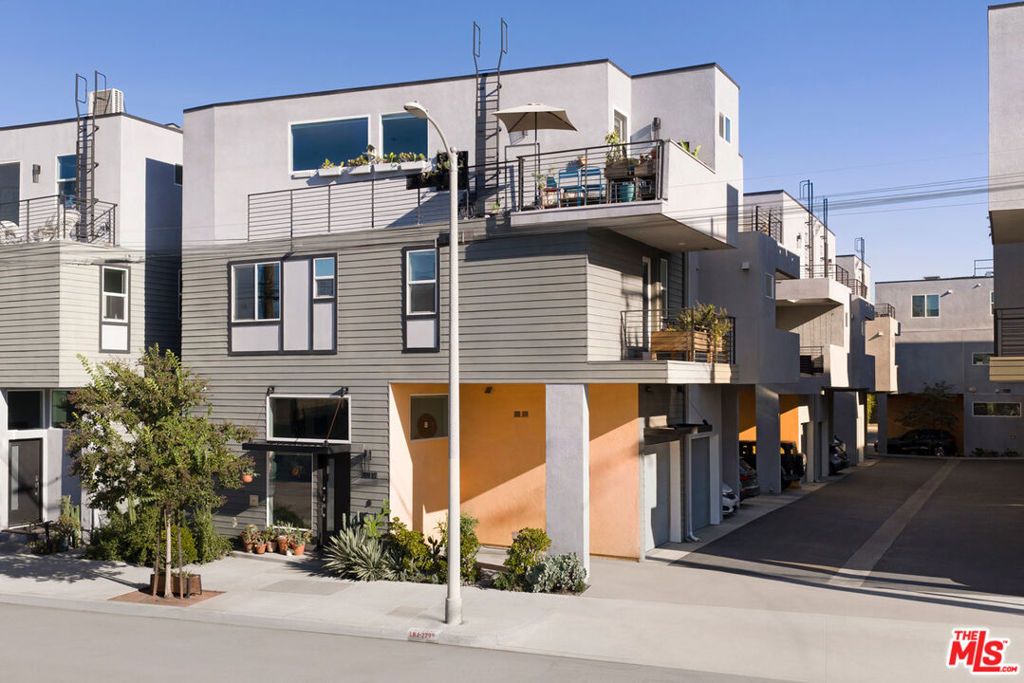 3030 1/2 N Coolidge Avenue, Los Angeles, CA 90039 — exterior