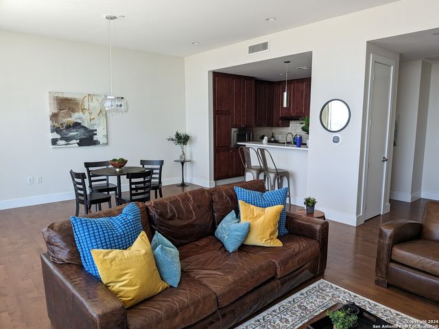 610 E Market St Unit 2803, San Antonio, TX 78205