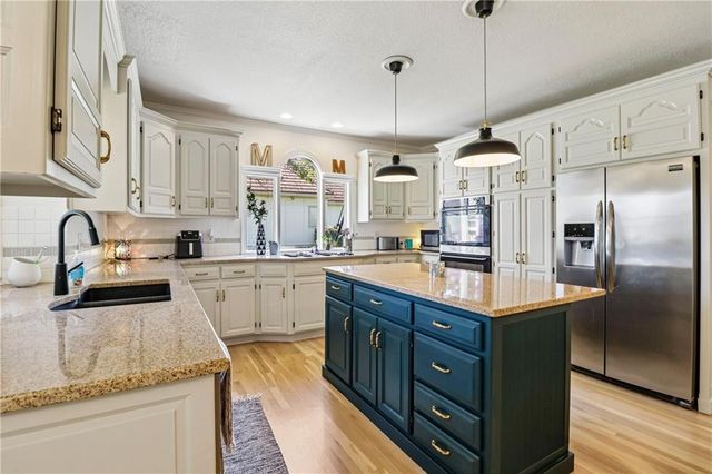 504 NE Rushbrook Drive, Lee's Summit, MO 64064