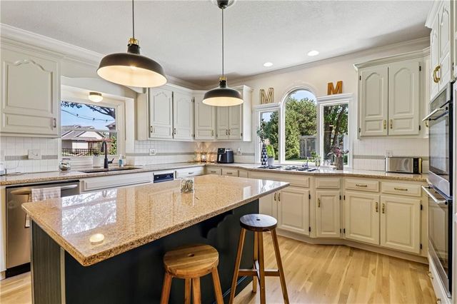 504 NE Rushbrook Drive, Lee's Summit, MO 64064