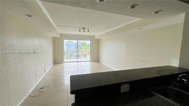 486 NW 165th St Road B606, Miami, FL 33169