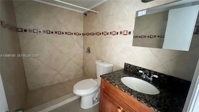 486 NW 165th St Road B606, Miami, FL 33169