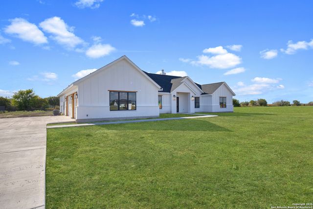 222 Double Creek Loop, Seguin, TX 78155