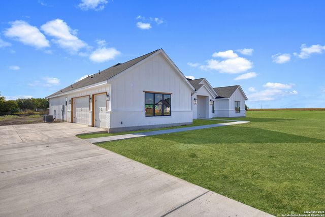 222 Double Creek Loop, Seguin, TX 78155