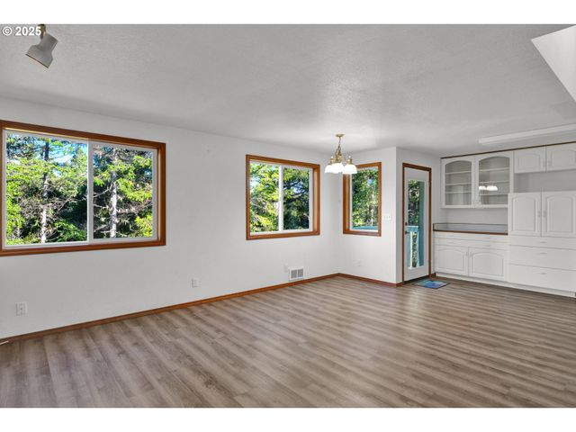 5603 FRIENDLY ACRES Rd, Florence, OR 97439